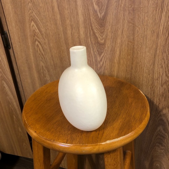 Mid Century Style Cream White Vase - Picture 3 of 5
